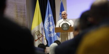 El papa advierte a los jóvenes de la adicción al teléfono móvil y pide que pongan límites