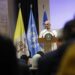 El papa advierte a los jóvenes de la adicción al teléfono móvil y pide que pongan límites