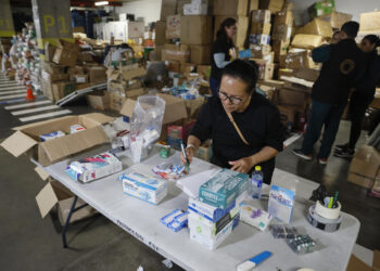 Donaciones y voluntarios se concentran en Bogotá para seguir enviando ayudas a Venezuela