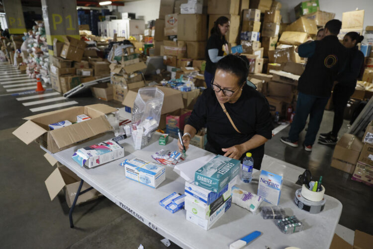 Una voluntaria organiza donaciones para los damnificados de los terremotos en Venezuela, este 30 de junio de 2026, en Bogotá (Colombia). EFE/ Carlos Ortega