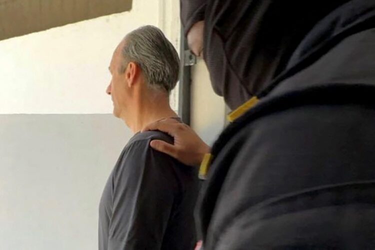 Esta fotografía, difundida por la Fiscalía General de Venezuela el 9 de abril de 2024, muestra al exministro de Petróleo venezolano Tareck el Aissami (izquierda) detenido por miembros de la Policía Nacional Anticorrupción. Foto: Fiscalía General de Venezuela / AFP