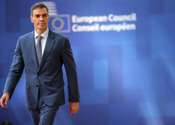 Sánchez transmite a Zapatero su «confianza» en su inocencia y se solidariza con sus hijas