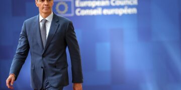 Sánchez transmite a Zapatero su «confianza» en su inocencia y se solidariza con sus hijas