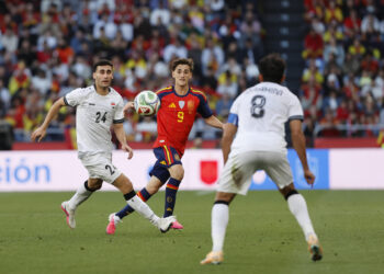 Gavi, titular en un once de España para el debut con Unai Simón en la portería