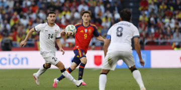 Gavi, titular en un once de España para el debut con Unai Simón en la portería