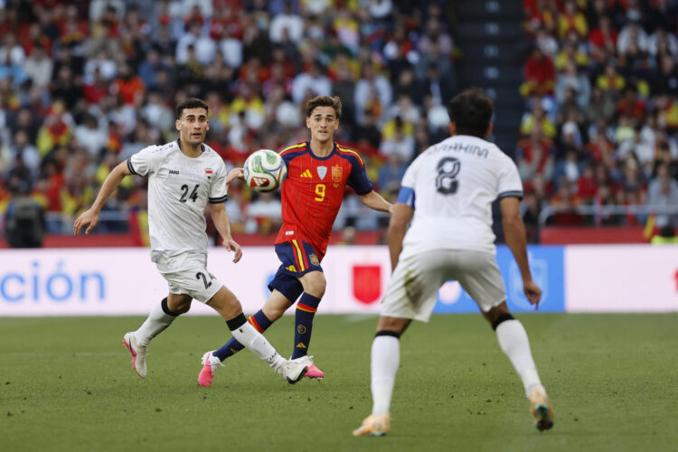 El centrocampista de la selección española de fútbol Gavi (c) en el amistoso ante Irak en foto de archivo de Cabalar