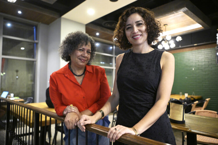 La directora y cofundadora de la franquicia de medios digitales Efecto Cocuyo, la periodista y escritora venezolana, Mely Reyes (i), junto a la directora del medio digital Futurock, la periodista y abogada argentina Julia Mengolini, posan durante una entrevista con EFE este viernes, en Washington (EE.UU). EFE/ Lenin Nolly