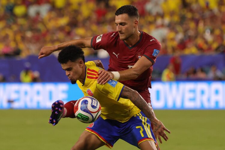 El colombiano Luis Diaz (i) es marcado por el portugués Diogo durante el partido que empataron sin goles este sábado en Miami. EFE/EPA/CRISTOBAL HERRERA-ULASHKEVICH