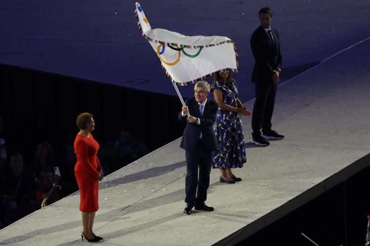 La alcaldesa de Los Angeles, Karen Bass (i), recibe la bandera olímpica de manos del presidente del COI, Thomas Bach (c), en foto de archivo de Miguel Gutiérrez
