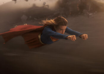 ‘Supergirl’ se aleja del heroísmo clásico y regresa caótica, fiestera y más humana