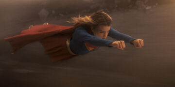 ‘Supergirl’ se aleja del heroísmo clásico y regresa caótica, fiestera y más humana