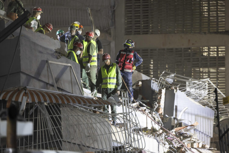 Equipos de rescate buscan entre los escombros en Caracas (Venezuela) tras los dos fuertes seísmos que han sacudido el oeste de la capital del país, dos terremotos, de magnitud 7,2 y 2,5 que tuvieron lugar alrededor en apenas 39 segundos y que han dejado al menos 32 muertos y 700 heridos y personas entre los escombros de los edificios derruidos. EFE/ Rayner Peña R