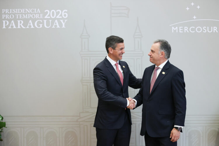 El presidente de Paraguay, Santiago Peña (i), saluda a su homólogo de Uruguay, Yamandú Orsi, previo a la cumbre de jefes de Estado del bloque este martes, durante el Mercosur en Luque (Paraguay). EFE/ Juan Pablo Pino