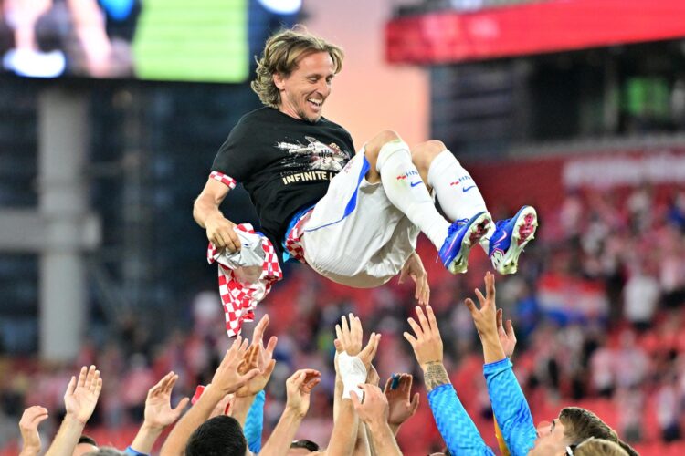 Los jugadores de Croacia lanzan al aire a Luka Modric, tras su partido 200 con la selección de su país en Toronto. EFE/EPA/EDUARDO LIMA