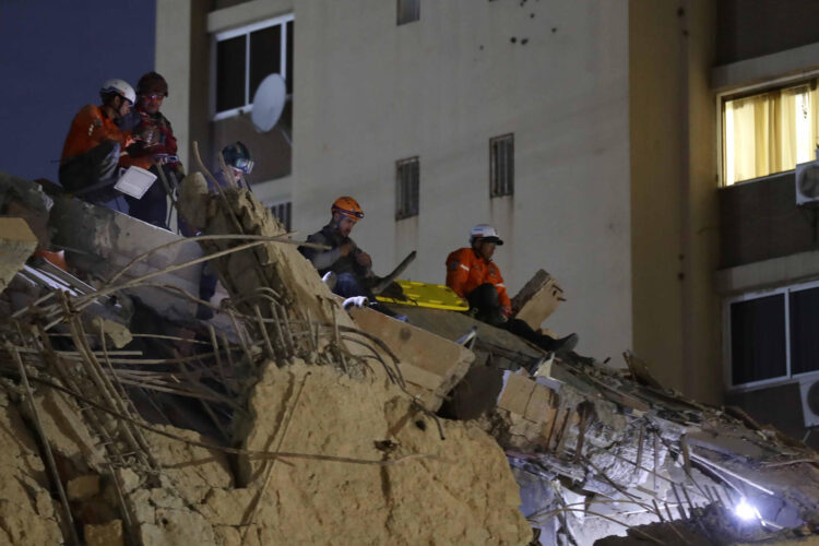 Integrantes de cuerpos de emergencia buscan víctimas este miércoles, luego de dos fuertes terremotos sacudieron el Caribe venezolano en Caracas (Venezuela). El evento principal fue un sismo de magnitud 7,5, informó el sistema oficial de alerta de tsunamis de Estados Unidos. EFE/ Ronald Peña R