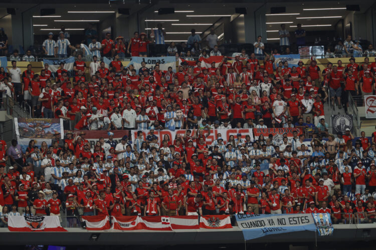 Aficionados de ambas selecciones en las gradas en el partido del Mundial 2026 entre Argentina y Austria, este lunes en Arlington, Texas. EFE/Mariscal