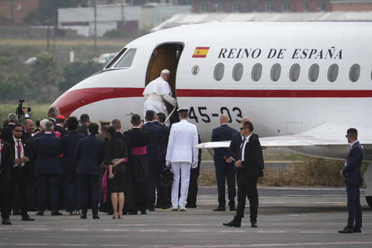 El papa León XIV sube al Falcon cedido por el rey Felipe VI que lleva al pontífice de regreso a Roma, tras la avería que ha sufrido el avión de Iberia que lo iba a trasladar. EFE/ Alberto Valdés