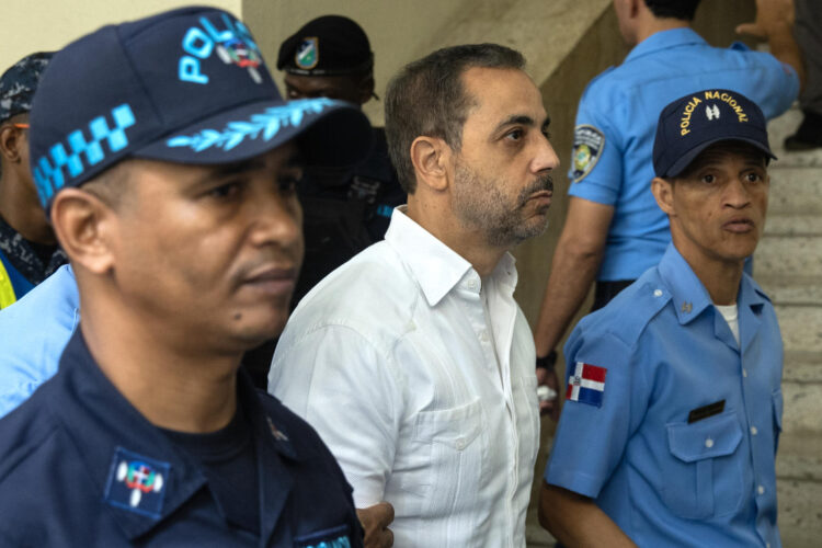 Antonio Espaillat (c), propietario de la discoteca Jet Set en la que murieron 236 personas en abril de 2025, fue captado este 15 de junio a su salida de una audiencia en el Palacio de Justicia, en Santo Domingo (República Dominicana). EFE/Orlando Barría