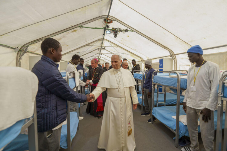 El papa León XIV saluda a varios migrantes en el centro de primera acogida 'Las Raíces' de Tenerife. EFE/ Ramón De La Rocha