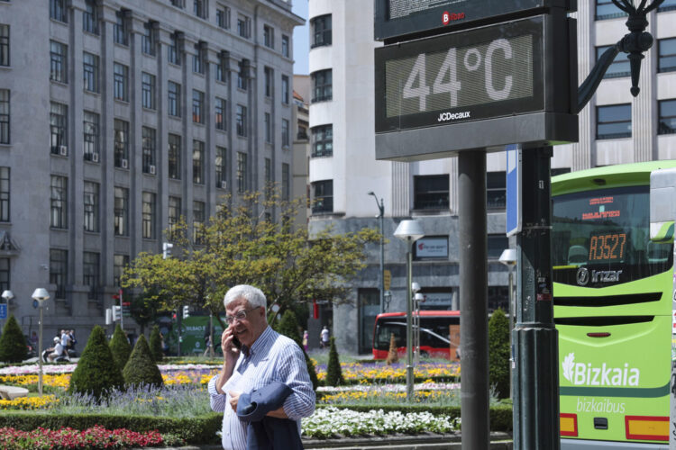 Un termómetro marca 44 º C este miércoles en Bilbao. EFE/Luis Tejido