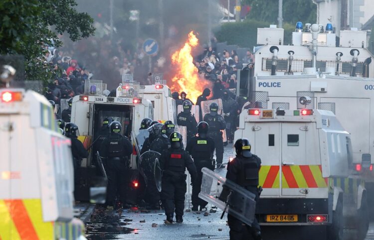 Manifestantes provocan incendios durante los violentos disturbios anoche en Antrim Road, en Newtownabbey, al norte de Belfast, Irlanda del Norte. EFE/EPA/ADAM VAUGHAN