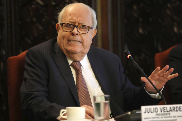 Fotografía de archivo en la que se captó al presidente del Banco Central de Reserva del Perú (BCRP), Julio Velarde, durante una rueda de prensa, en Lima (Perú). EFE/Paolo Aguilar