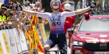 Paula Blasi se corona en Barcelona y Marianne Vos se regala la última etapa al esprint