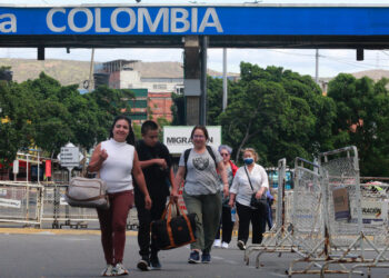 Venezuela desaconseja cruzar hacia Colombia tras cierre fronterizo por elecciones