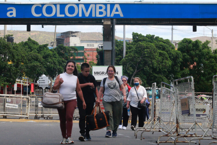 Personas caminan por el puente Internacional Simón Bolívar, que une a Colombia con Venezuela este sábado, en La Parada (Colombia). EFE/ Mario Caicedo