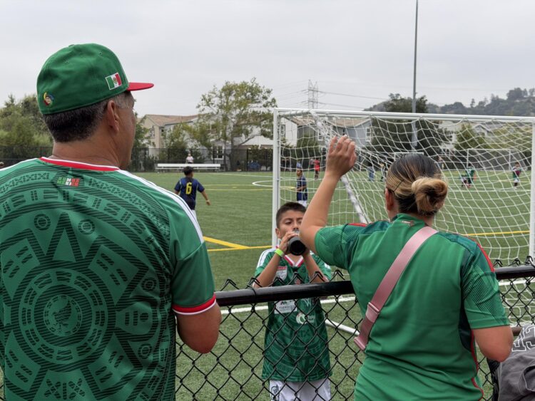Fotografía del 6 de junio de 2026 de personas viendo el Mundialito del Consejo de Federaciones Mexicanas en Norte América (Cofem), en Los Ángeles (Estados Unidos). El sueño de toda la vida de José, un inmigrante mexicano, ha sido asistir a un partido de un Mundial de fútbol. Cuando se enteró que Los Ángeles albergaría varios encuentros se ilusionó con la posibilidad de cumplirlo, pero su situación migratoria lo ha aterrizado en la realidad: "tendré que verlos por televisión". EFE/Ana Milena Varón