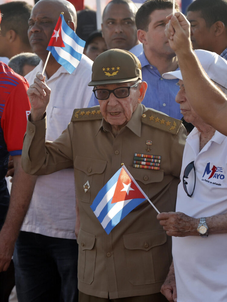 El expresidente de Cuba Raúl Castro asiste a la conmemoración del Día Internacional del Trabajo el 1 de mayo de 2026 en La Habana. EFE/ Ernesto Mastrascusa