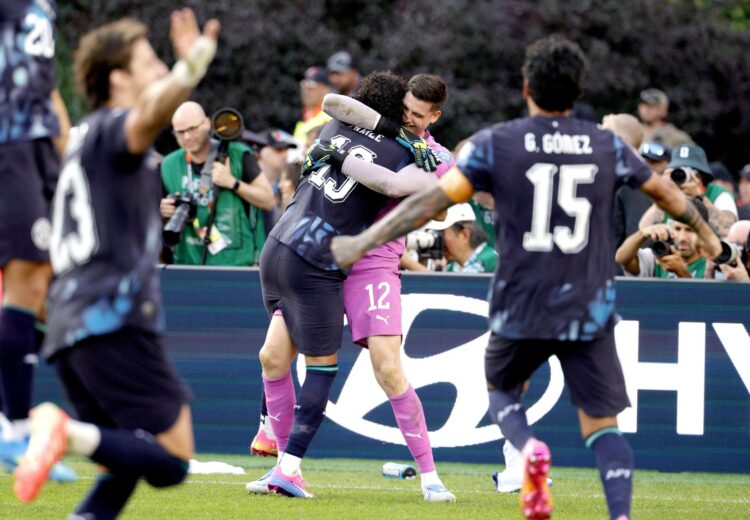 El portero paraguayo Orlando Gill celebra con sus compañeros la clasificación a octavos tras derrotar en los penaltis a Alemania en el Mundial de Estados Unidos, México y Canadá. EFE/ SHAWN THEW