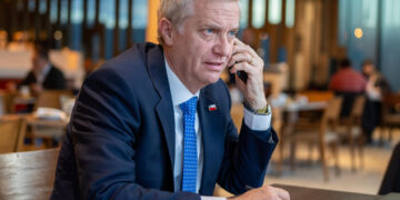 Chile permite la salida de migrantes venezolanos con pasaportes vencidos tras doble sismo