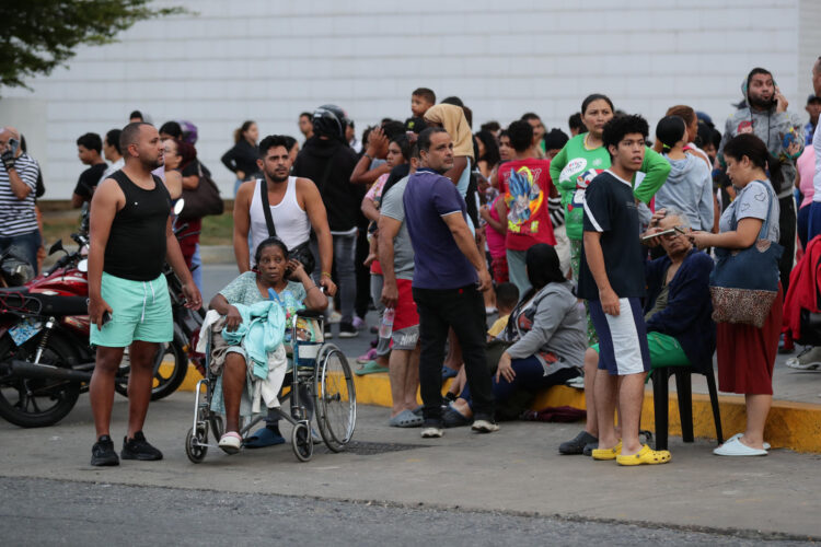 Personas evacúan edificios este miércoles, en Caracas (Venezuela). EFE/ Ronald Peña R