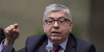Expresidente colombiano César Gaviria está hospitalizado y estable tras cirugía abdominal