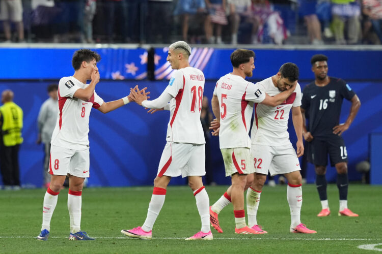 Jugadores de Turquía reaccionan este jueves al final de un partido del grupo D del Mundial de la FIFA 2026 entre Turquía y Estados Unidos en el estadio SoFi en Los Ángeles (Estados Unidos). EFE/ Omar Alonso