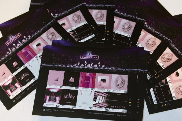 SEÚL (Corea del Sur, Seúl), 15/06/2026.- Sellos conmemorativos del grupo femenino de K-Pop BLACKPINK se exhiben en una mesa en la sede de Correos de Corea en Seúl, Corea del Sur, el 15 de junio de 2026. 
EFE/EPA/JEON HEON-KYUN