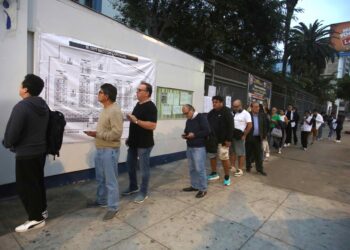 Perú vota para elegir entre Fujimori y Sánchez a su noveno presidente en diez años