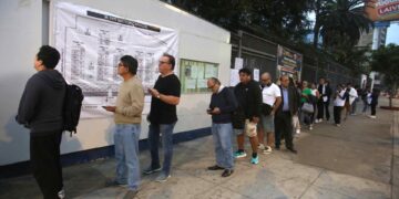 Perú vota para elegir entre Fujimori y Sánchez a su noveno presidente en diez años