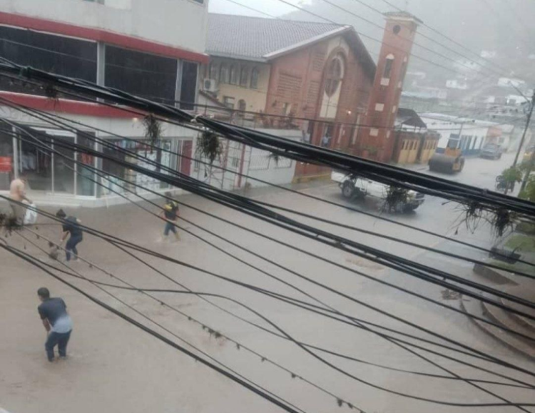 Las autoridades y los mismos vecinos evacuaron a decenas de familias hacia el gimnasio cubierto de Chabasquén (Foto: Cortesía)