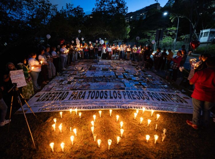 Vigilia de familiares de presos políticos frente a la embajada de los Estados Unidos, en Caracas | EFE/ Ronald Peña R