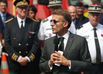Macron dice que la situación por el fuego en Francia es inédita desde la II Guerra Mundial