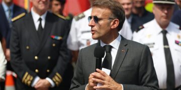Macron dice que la situación por el fuego en Francia es inédita desde la II Guerra Mundial