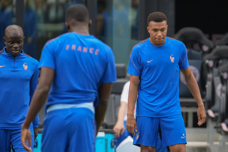 Fotografía del pasado 17 de julio, en la que puede verse al futbolista francés Kylian Mbappé (d), durante un entrenamiento en el Mundial de Estados Unidos, México y Canadá. EFE/ Alberto Boal