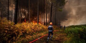 El incendio en Francia deja pérdidas millonarias, caída del turismo y mensajes erráticos