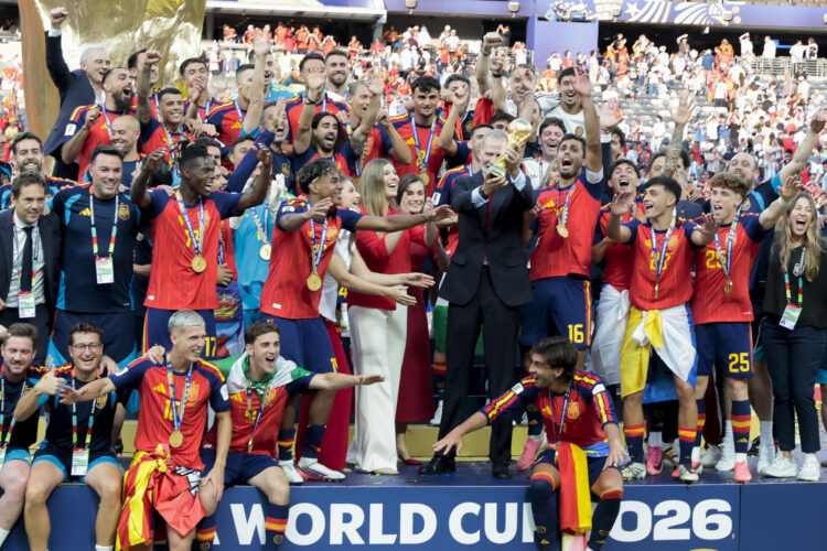 Fotografía del pasado 19 de julio, en la que puede verse al rey Felipe VI de España celebrando junto a los integrantes de la selección el triunfo de La Roja en el Mundial de Estados Unidos, México y Canadá. EFE/ Lavandeira Jr