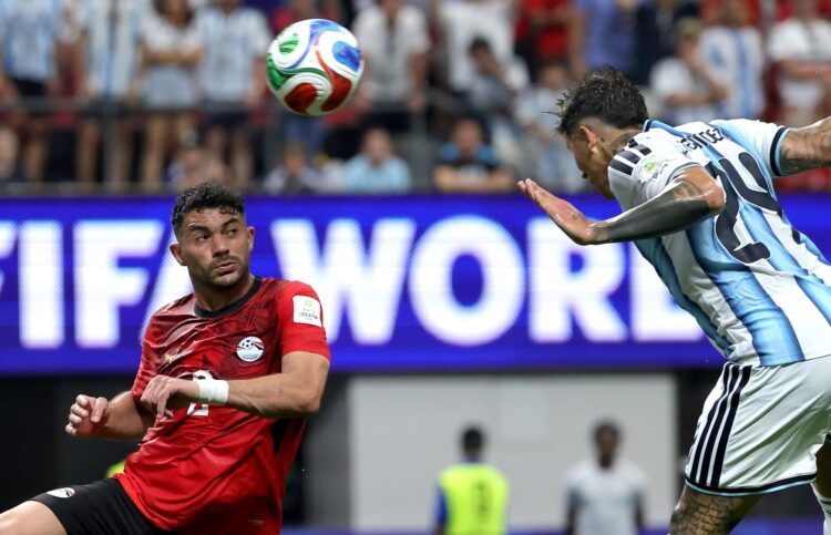 Fotografía del pasado 7 de julio, en la que puede verse al futbolista argentino Enzo Fernández (d) anotando el gol del triunfo de su selección sobre la de Egipto en los octavos de final del Mundial de Estados Unidos, México y Canadá. EFE/CRISTOBAL HERRERA-ULASHKEVICH