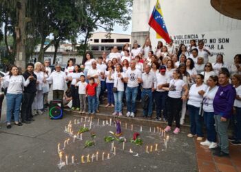 Boconeses rinden un homenaje a las víctimas del doblete sísmico 