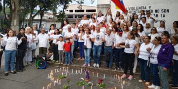 Boconeses rinden un homenaje a las víctimas del doblete sísmico 