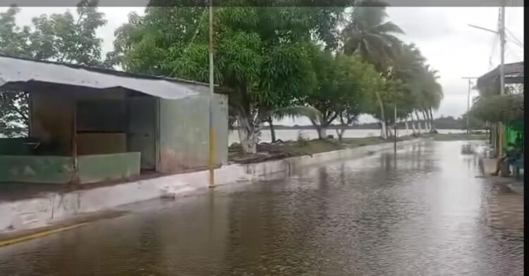 En las calles de la Ceiba se encuentra agua que derrama el fuerte oleaje del lago.